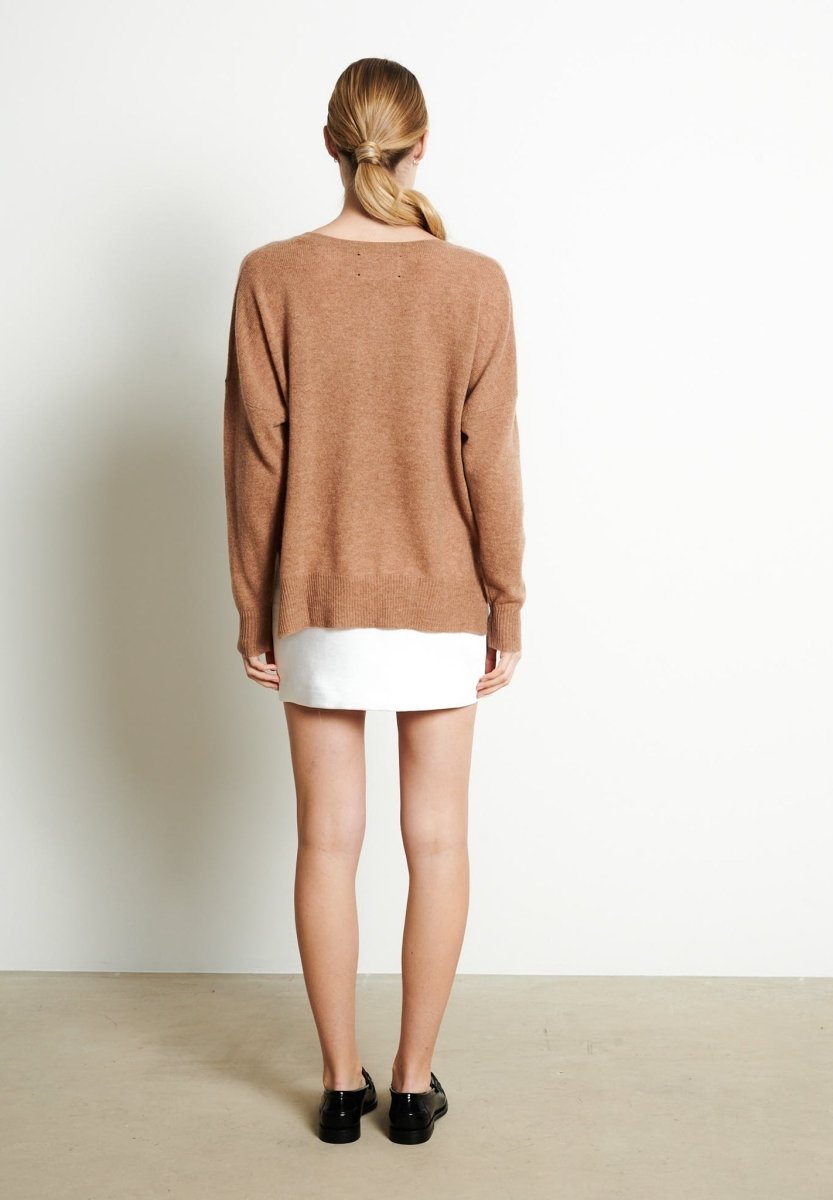 RIA 3 Pull col V profond oversize en cachemire camel - Studio cashmere8