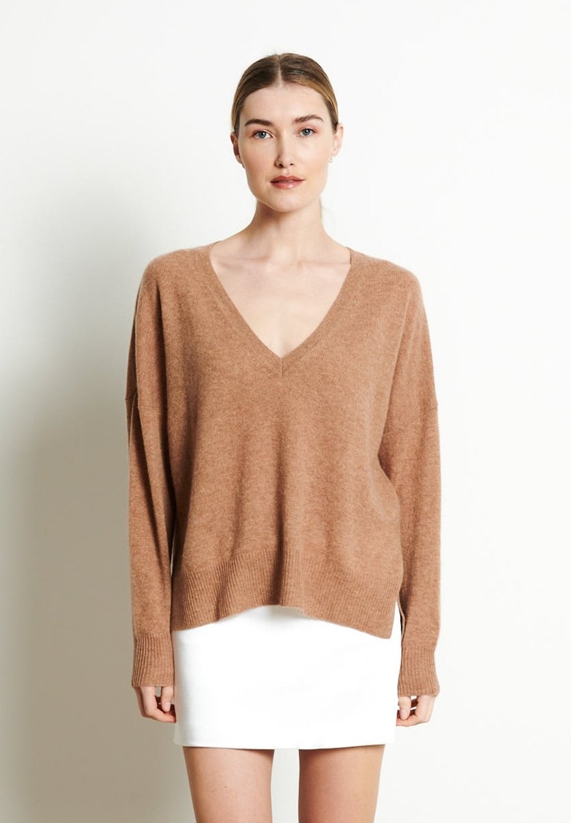 RIA 3 Pull col V profond oversize en cachemire camel - Studio cashmere8