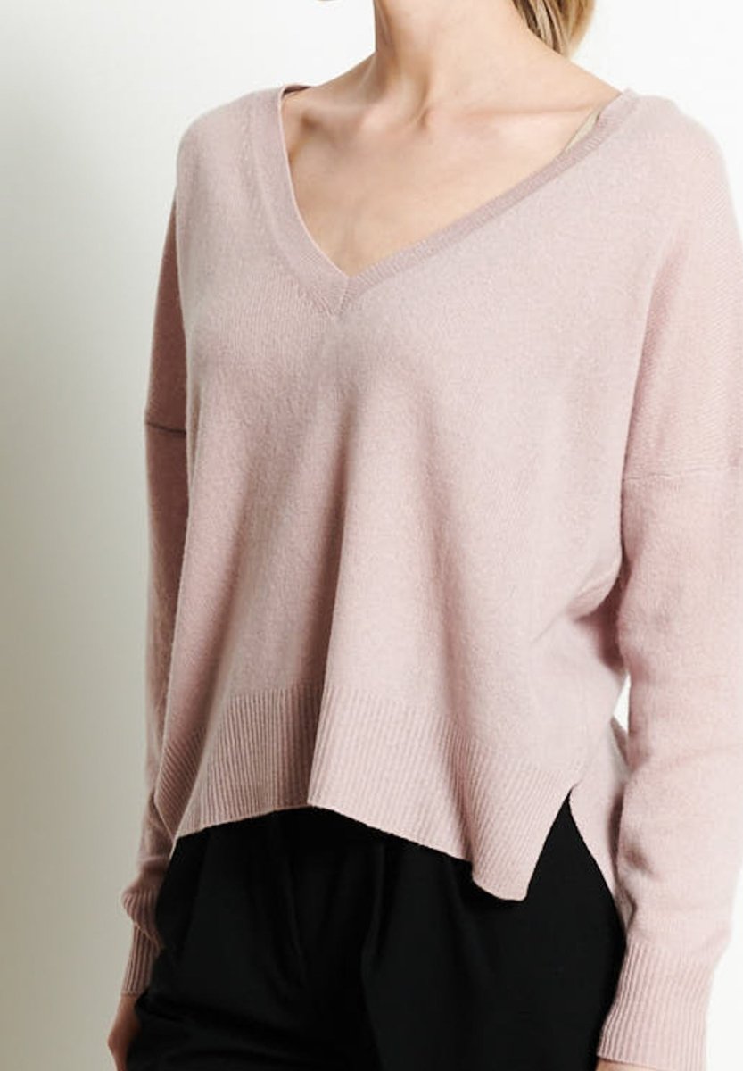 RIA 3 Pull col V profond oversize en cachemire nude - Studio cashmere8