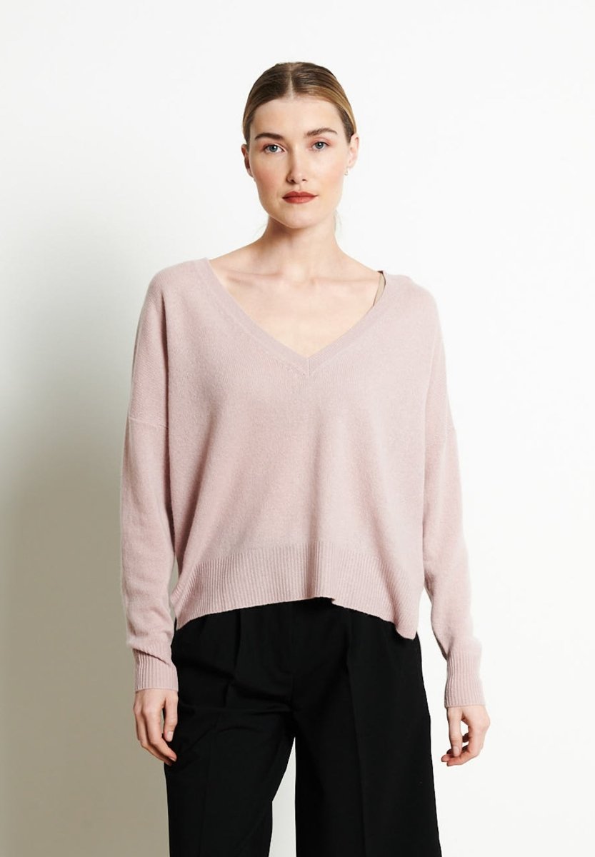 RIA 3 Pull col V profond oversize en cachemire nude - Studio cashmere8