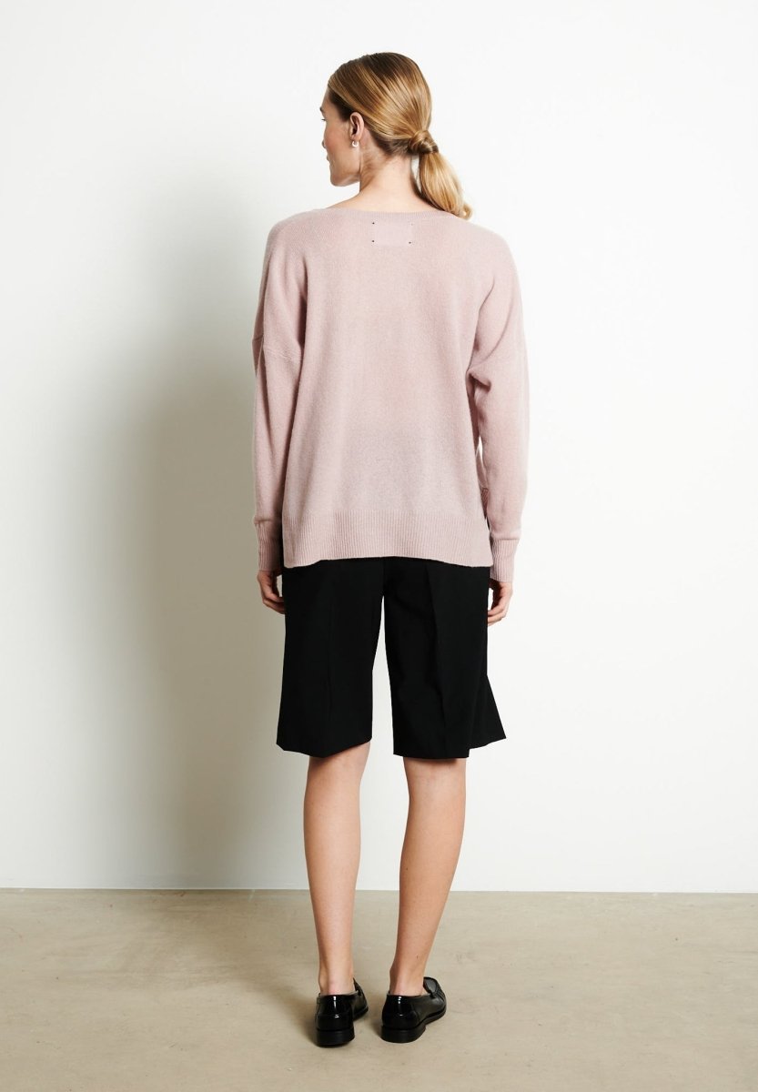 RIA 3 Pull col V profond oversize en cachemire nude - Studio cashmere8