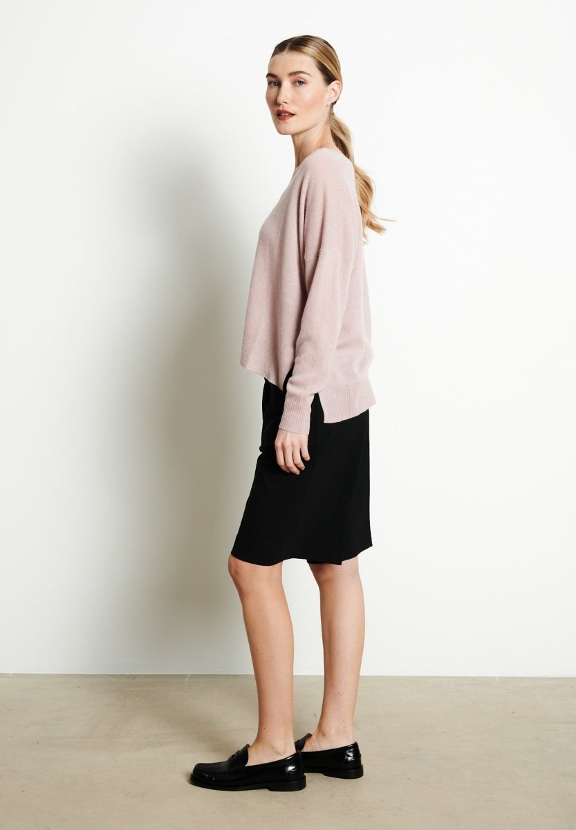 RIA 3 Pull col V profond oversize en cachemire nude - Studio cashmere8