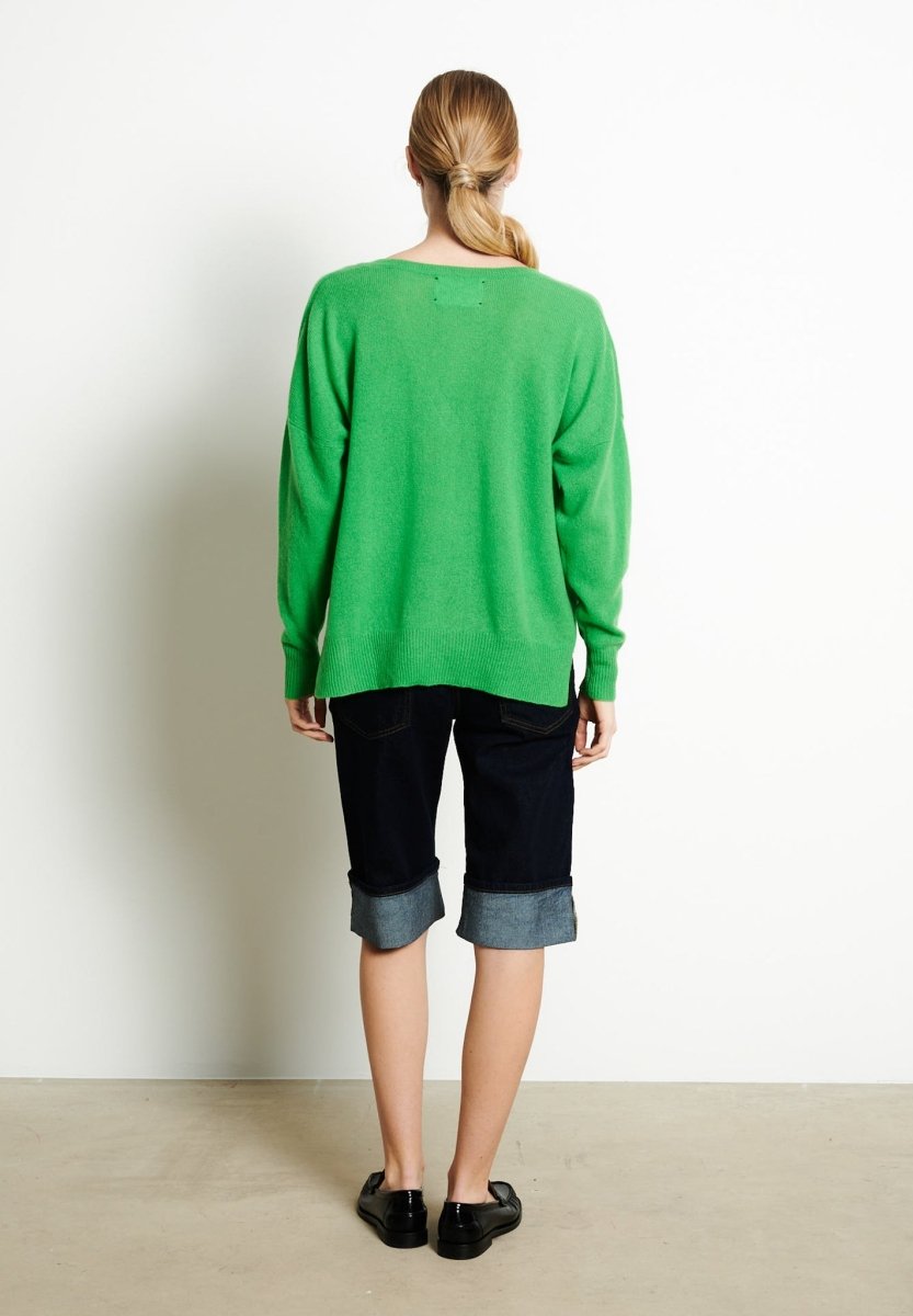 RIA 3 Pull col V profond oversize en cachemire vert pomme - Studio cashmere8