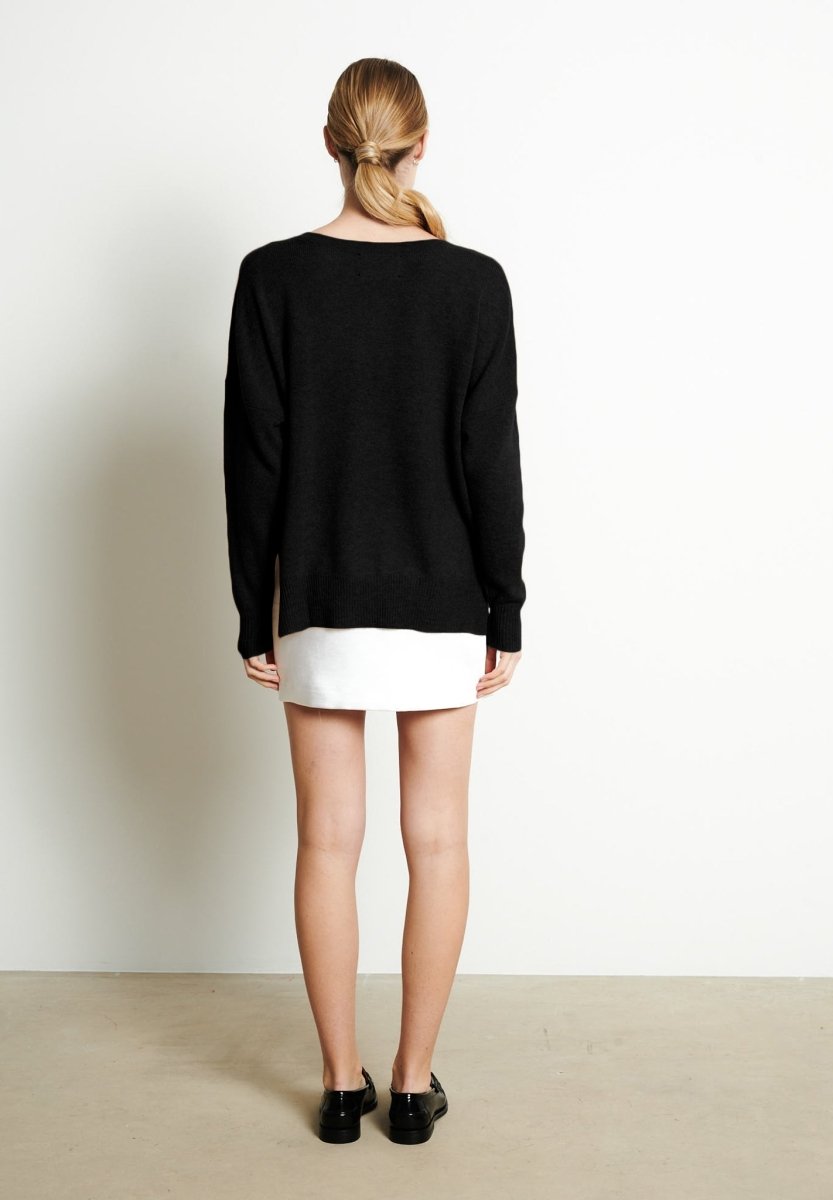 RIA 3 Pull col V profond oversize en noir - Studio cashmere8