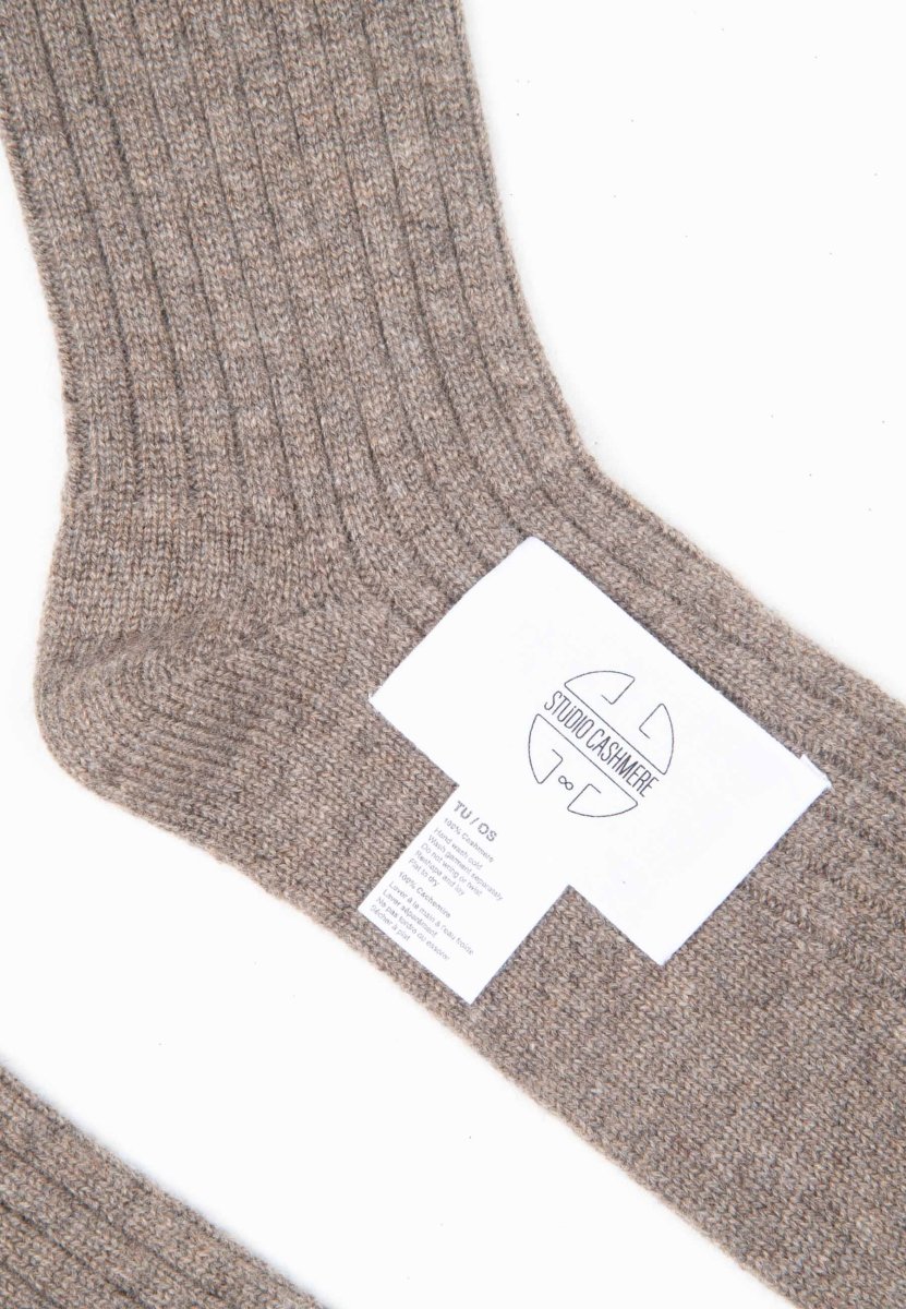 UNI 13 Chausettes en côte traditionnelle 4 fils en cachemire taupe - Studio cashmere8