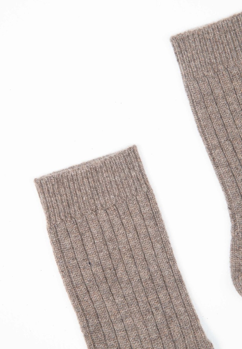 UNI 13 Chausettes en côte traditionnelle 4 fils en cachemire taupe - Studio cashmere8