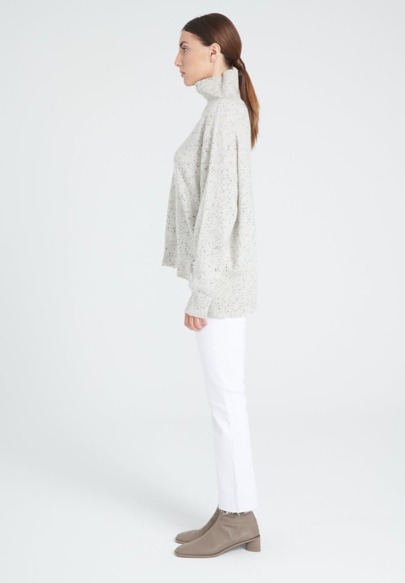 ZAYA 13 Pull col montant oversize en cachemire blanc point noir - Studio cashmere8