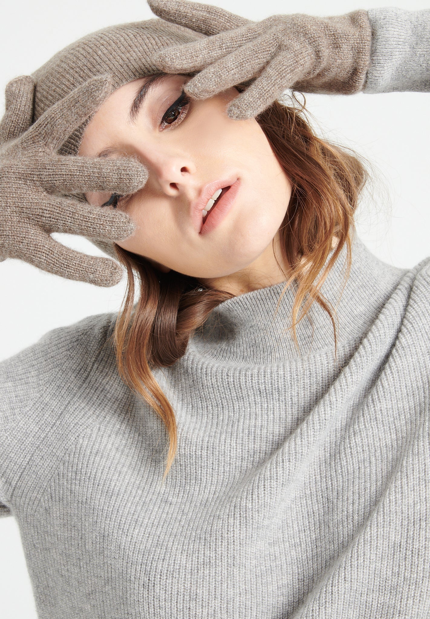 Taupe 4-thread cashmere gloves